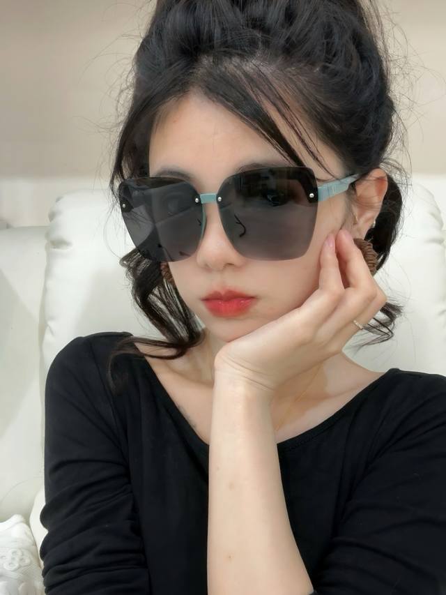Dior 2025 new square frame sunglasses for the spring. All kinds of Internet cele