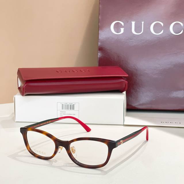 Gucc*Model