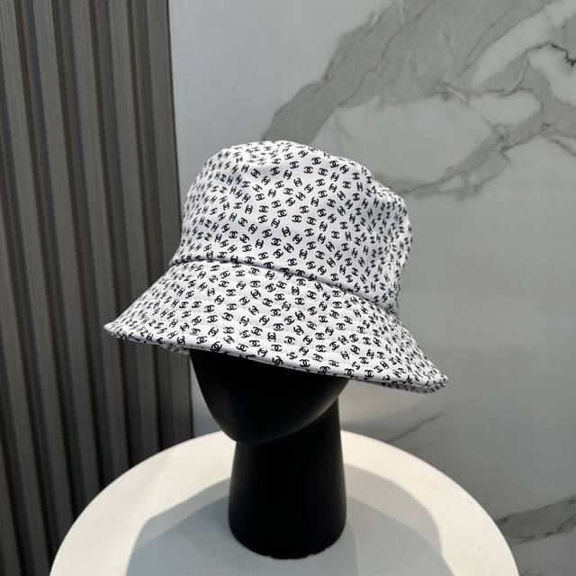 Chanel's new jacquard logo bucket hat is out, the big brand model is super easy