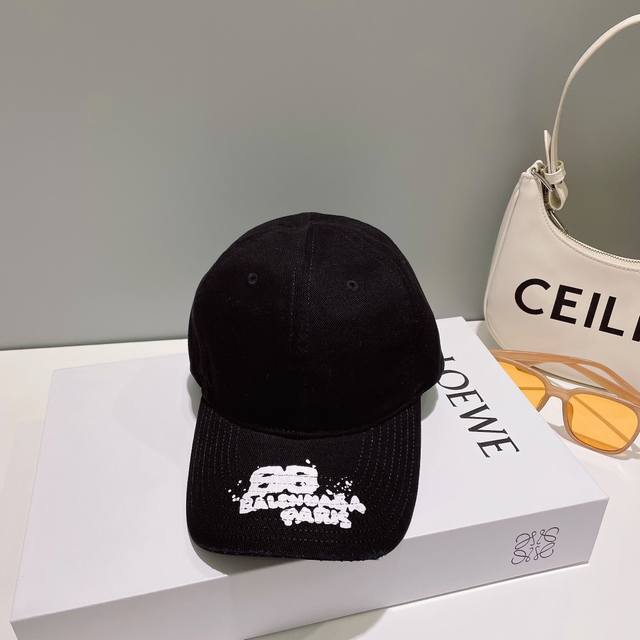 new Balenciaga Paris family new baseball cap In stock, simple and stylish, super