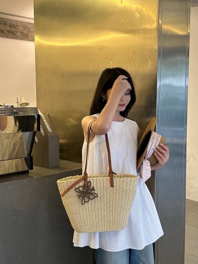 Loewe straw bag Summer style straw bag, beach style shoulder handbag, upper widt
