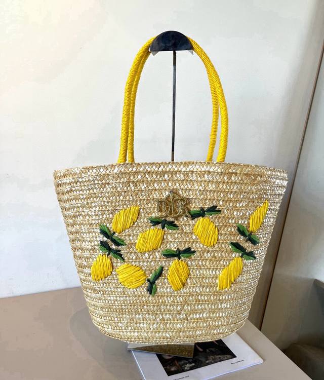 Dior straw shoulder handbag, hand-crocheted, a must-have for summer travel, size