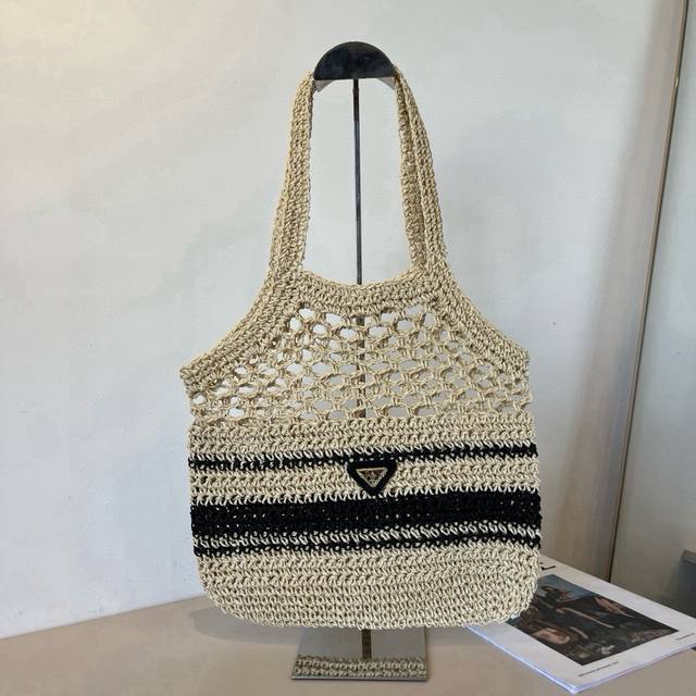 Prada straw bag, pure hand-woven, a must-have for summer travel. Specifications