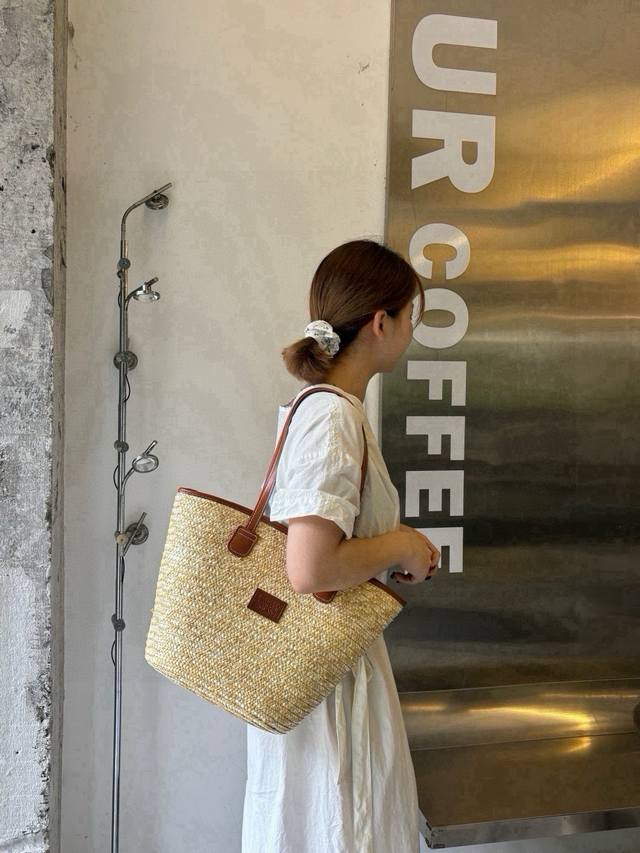 Burberry new straw bag, size 45*30