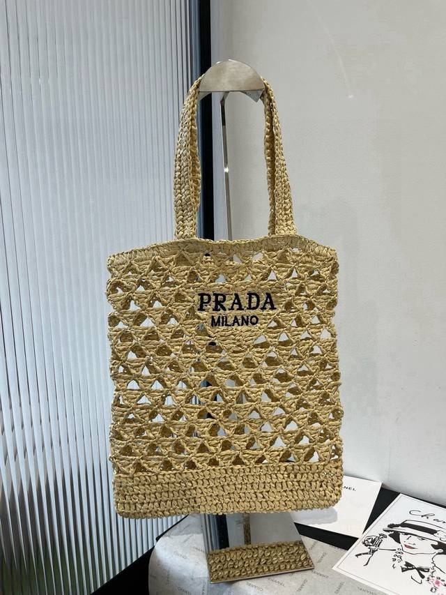 Prada new straw bag, size 32