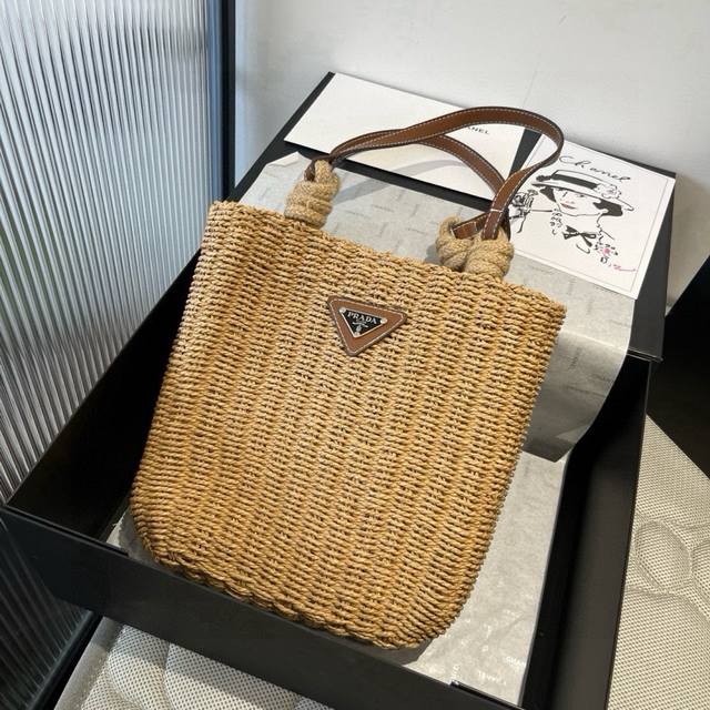 Special Prada braided Let's go on vacation together. The large opening design is