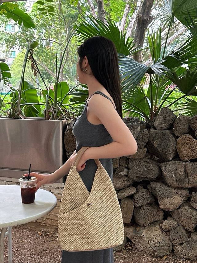 Miumiu woven bag, a must-have for summer outfits, specifications: height 32*widt