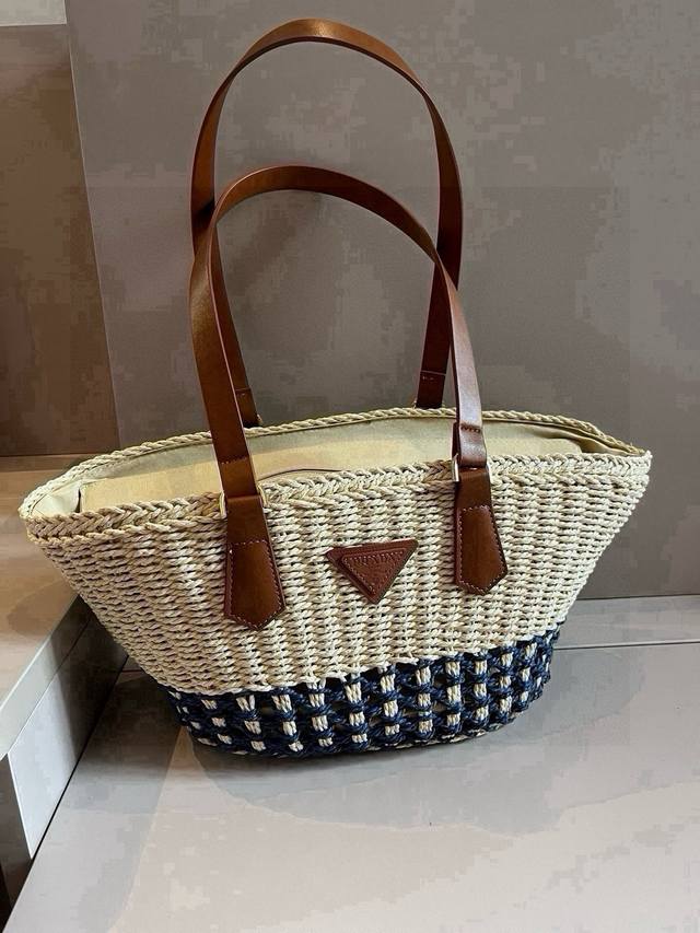 Prada basket straw bag, casual and lazy, a must-have for summer travel, specific