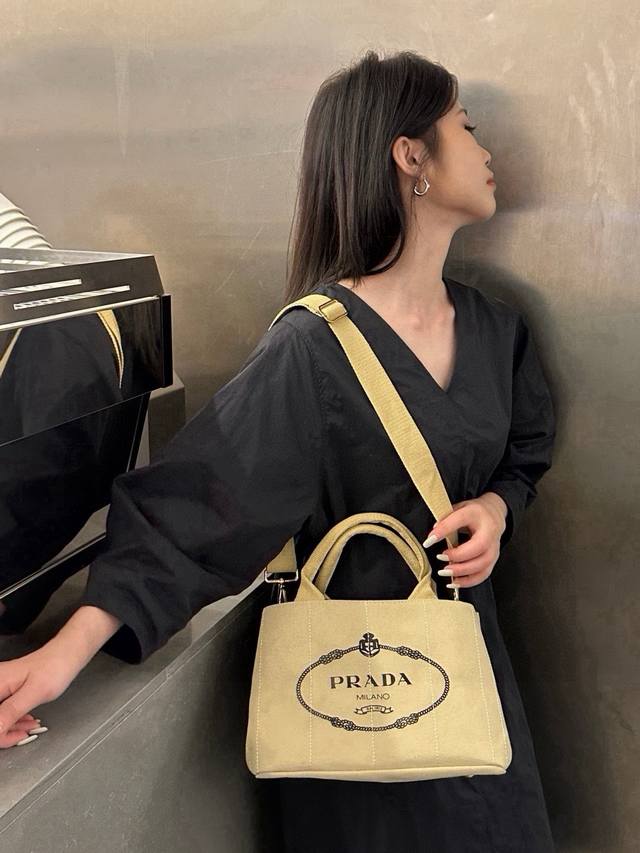Prada's new canvas tote bag, a must-have item for summer travel, size 28*20*15