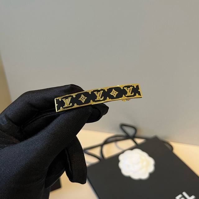 single Lv Louis Vuitton hairpin