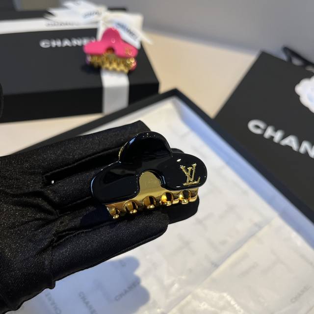 single Lv Louis Vuitton hairpin