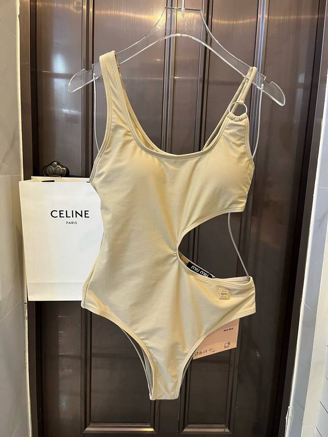 Miu Miu's new bikini is suitable for a variety of scenarios. It can be worn insi