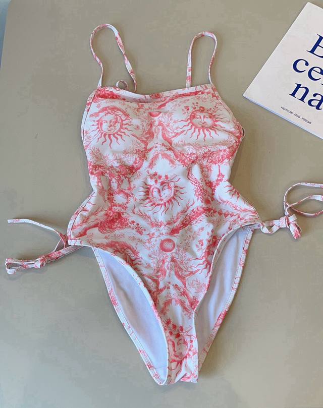 Dior one-piece swimsuit is highly recommended! The super temperament pattern is