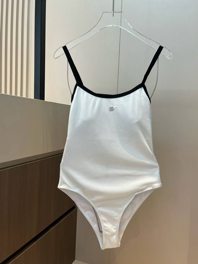 Chanel's new one-piece swimsuit is suitable for a variety of scenarios. It can b