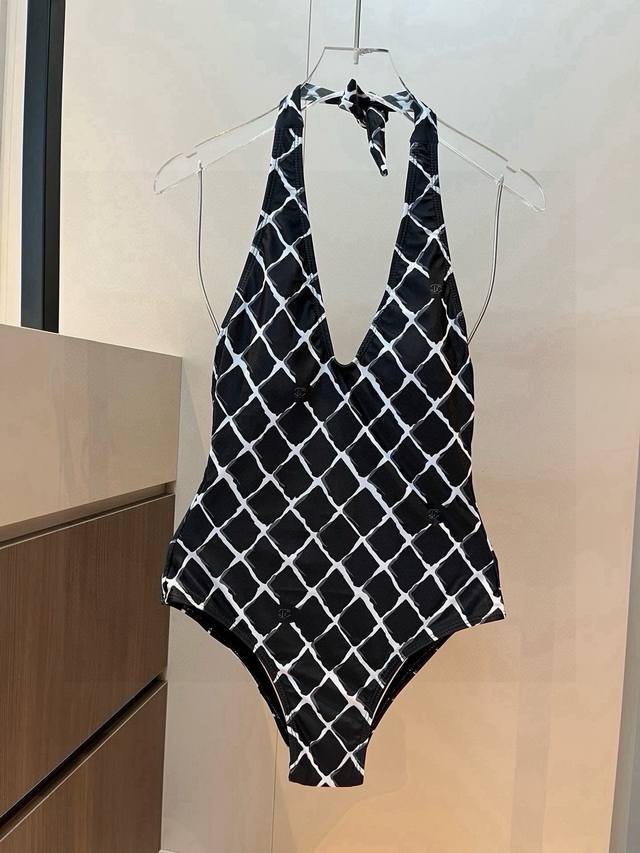 Chanel's new one-piece swimsuit is suitable for a variety of scenarios