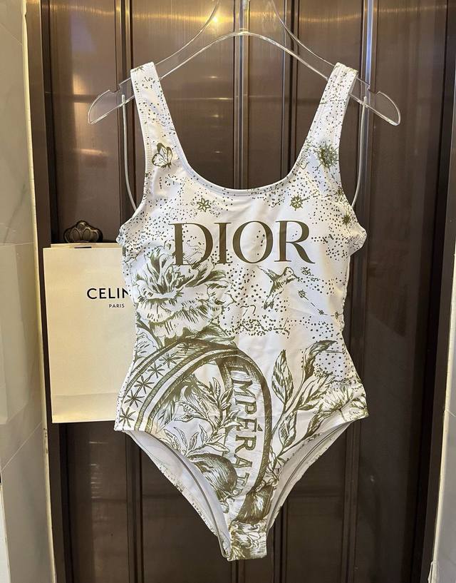 Dior one-piece swimsuit is suitable for a variety of scenarios. It can be worn i