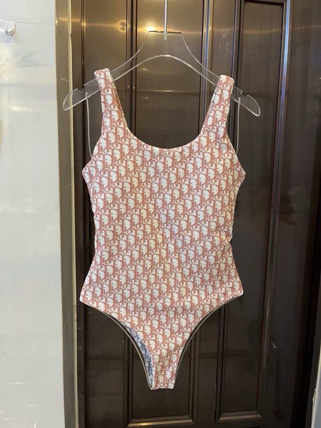 Dior one-piece, reversible, with a subtle design, slim waist and long legs! Very