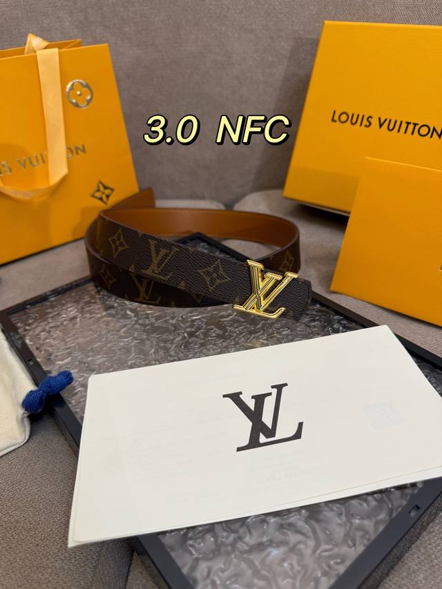 Special 3.0Cm Lv Initiales double-sided belt with a classic look to achieve two