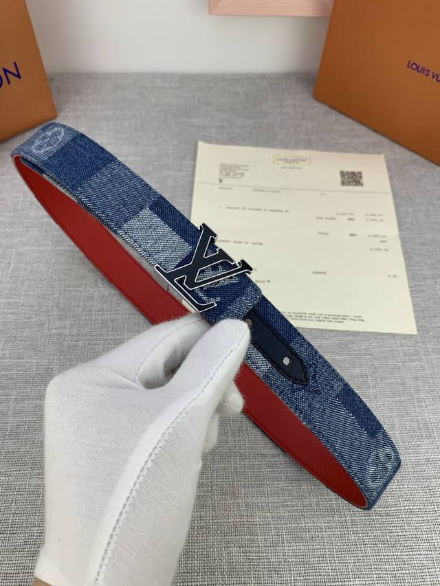 Extra 3.0 wide Lv Iconic belt innovates classic elements from a trendy perspecti