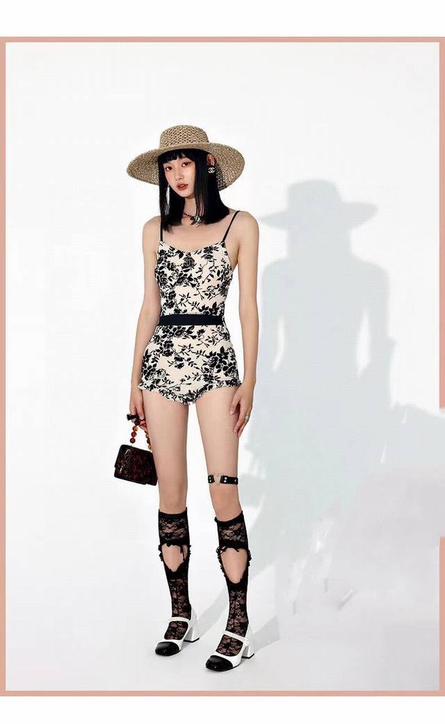 Chanel's new one-piece swimsuit is suitable for a variety of scenes. It can be w
