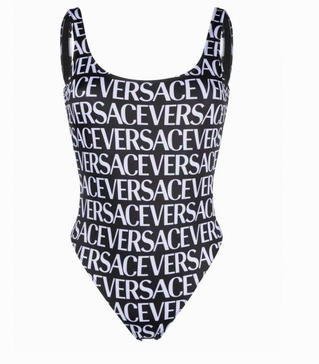 Versace one-piece swimsuit is suitable for a variety of scenarios. It can be wor