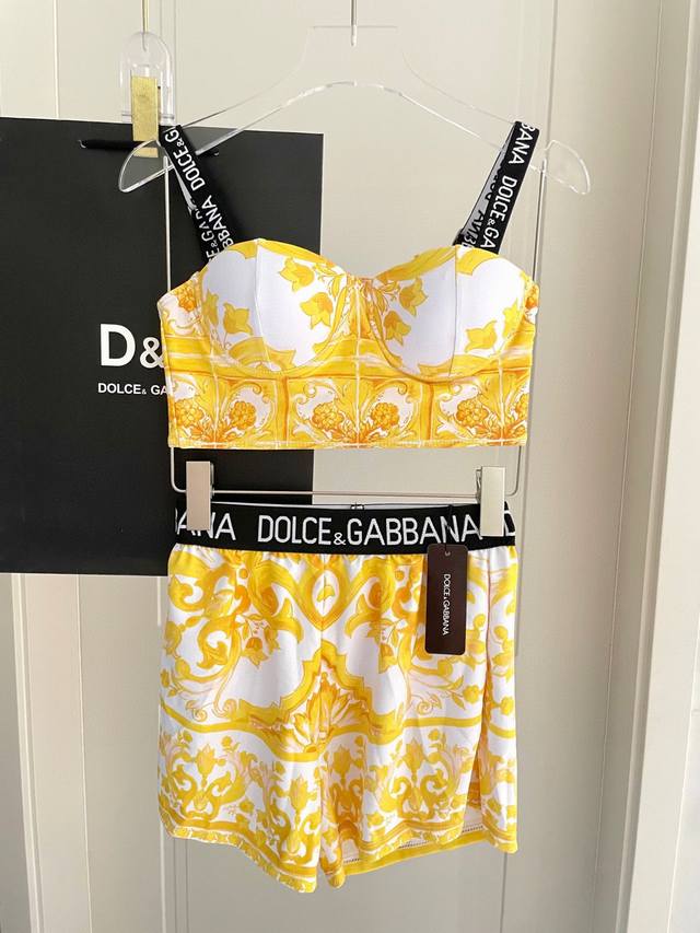 Dg new two-piece swimsuit with chest support. Suitable for a variety of scenario