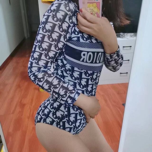 Dior long-sleeved one-piece sun protection swimsuit, slim waist and long legs! S