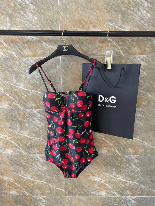 Dg one-piece swimsuit is suitable for a variety of scenarios
