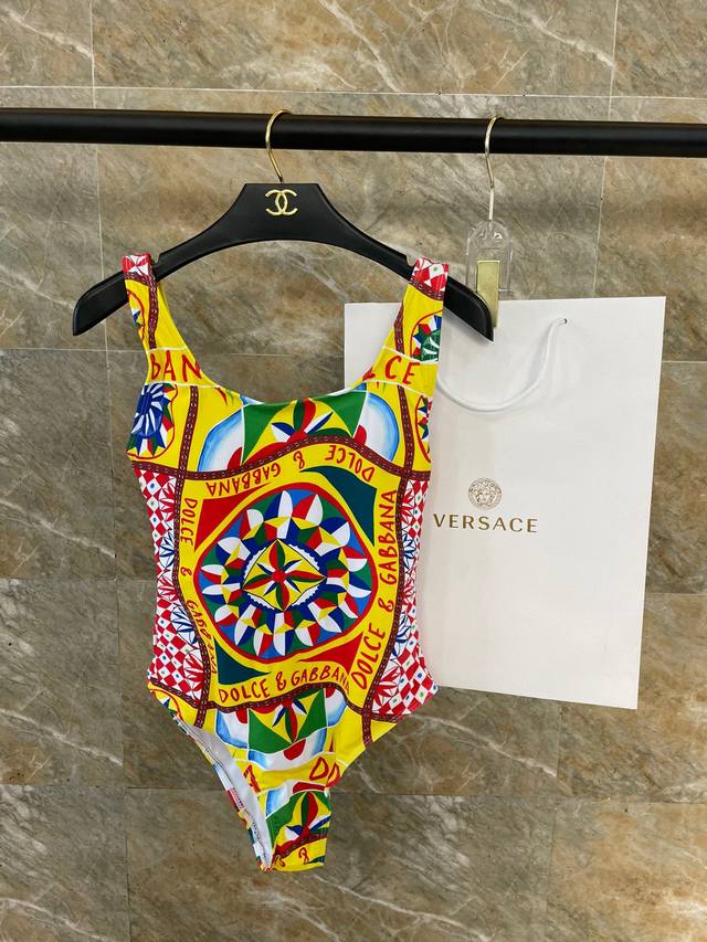 Dg swimsuit is simple and elegant. It is suitable for a variety of scenes.