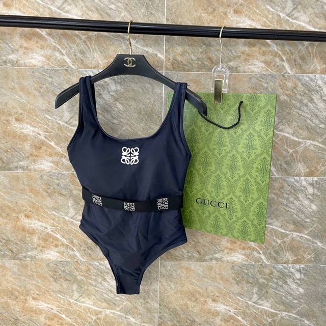 Lowe's new swimsuit is suitable for a variety of scenarios