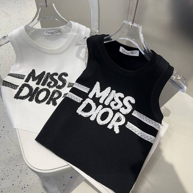 Dior small vest, wear it alone with a jacket, super hot One size