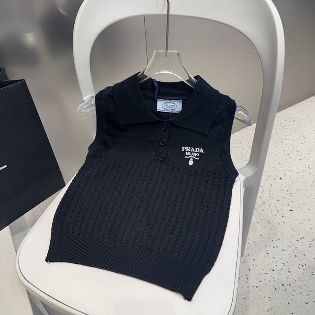 Prada small vest, wear it alone with a jacket, super hot One size