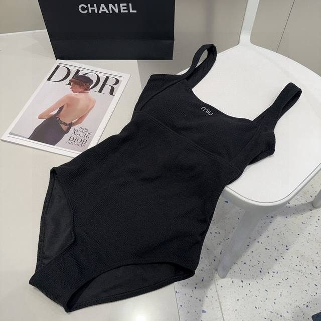 Miumiu one-piece swimsuit, the upper body is slim and beautiful! Wearing it is v