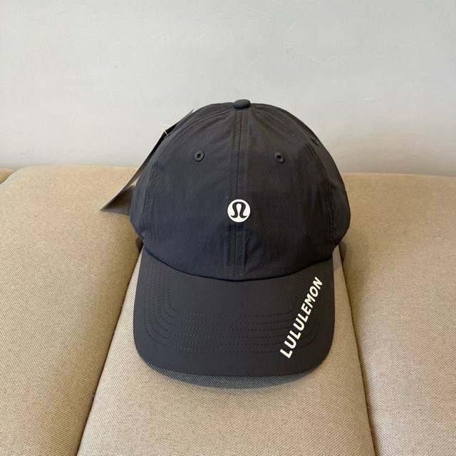Lululemon baseball cap Those who love fitness must have heard of Lulu~ Very suit
