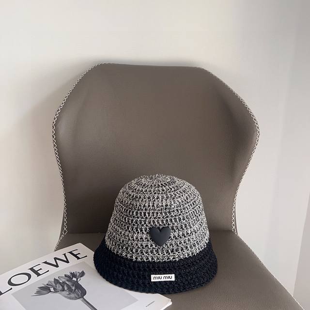 Special dust bag Miumiu 2025 new color matching holiday style bucket hat, versat
