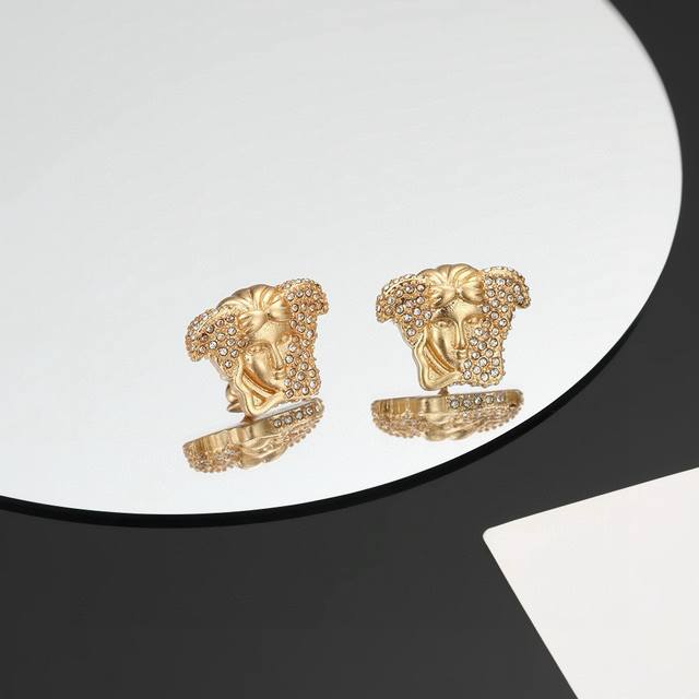 Versace These gold stud earrings are an elegant accessory, embellished with a Me