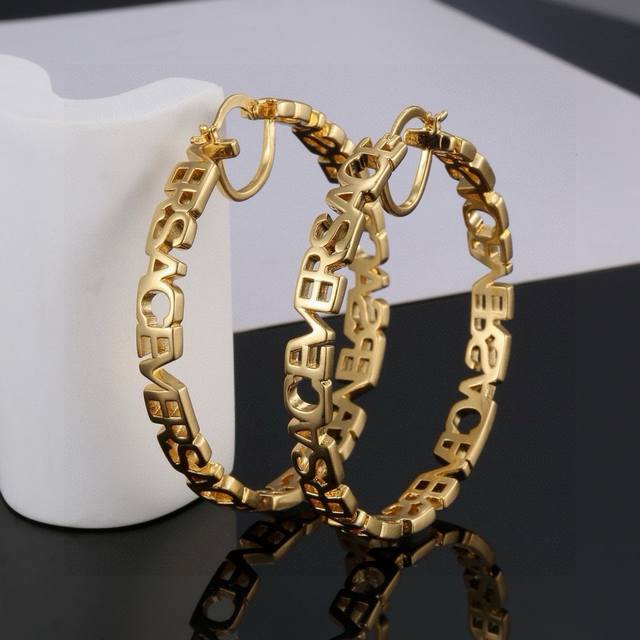 Versace Medusa face relief flower vine pattern large circle smart V mark metal t