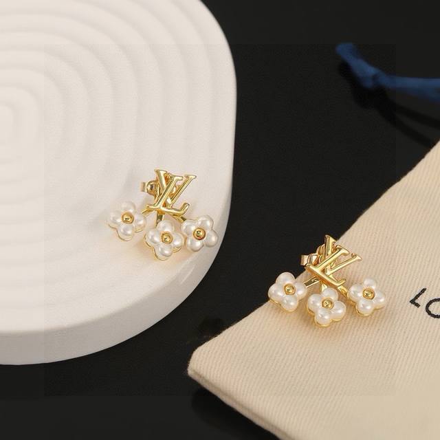 Louis Vuitton earrings. Letter flower earrings can be worn in two ways. Adhering