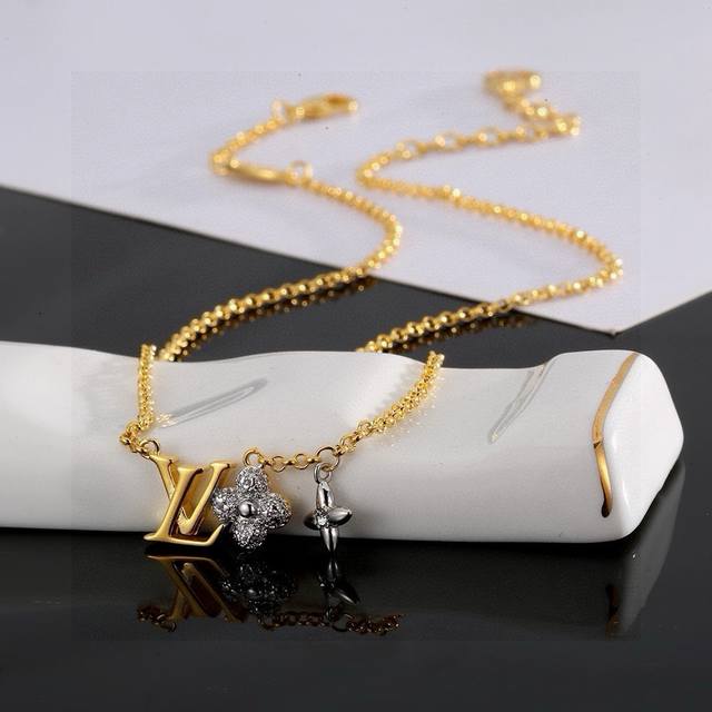 The exquisite version of Louis Vuitton's letter flower necklace can be worn in t