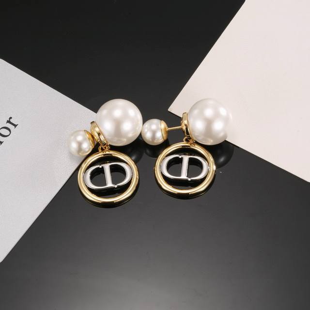 Dior's hot-selling new earrings with new CD letters. Retro earrings are not ordi