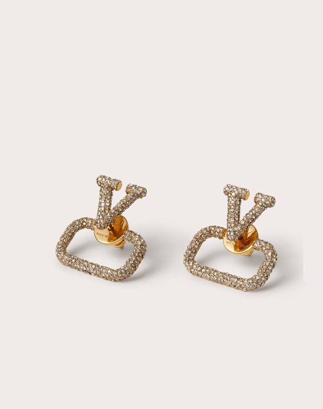 Valentino Valentino earrings are a new hit on the Internet. Simple and stylish,