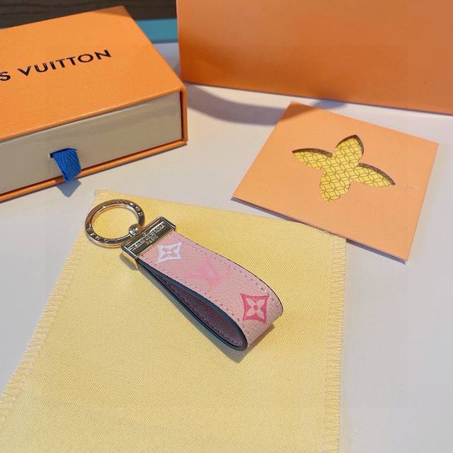 Popular Recommendation: LVJIA Cowhide Embossed Gradient Keychain The Dauphine Dr