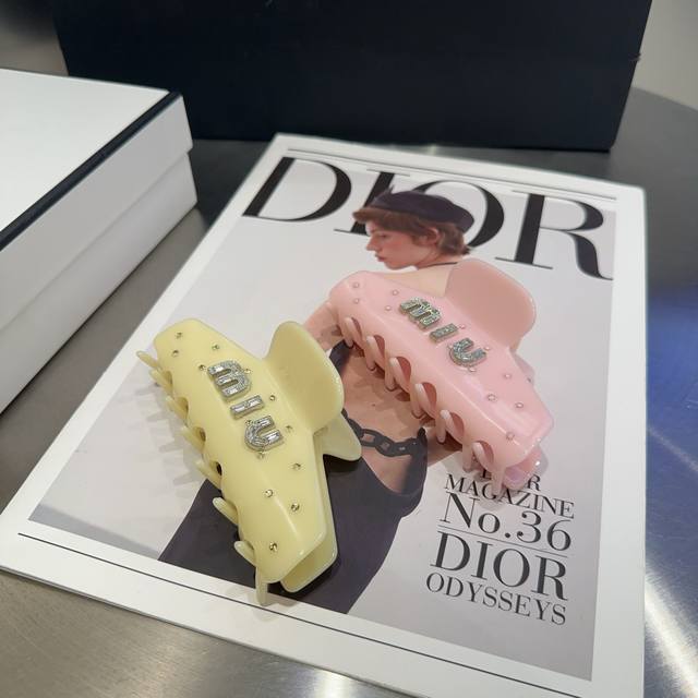with packaging box Miumiu's new candy-colored clips are fashionable and trendy.