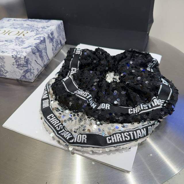 with box Dior's new CD hairband with shiny beads! Fashionable and trendy! A must