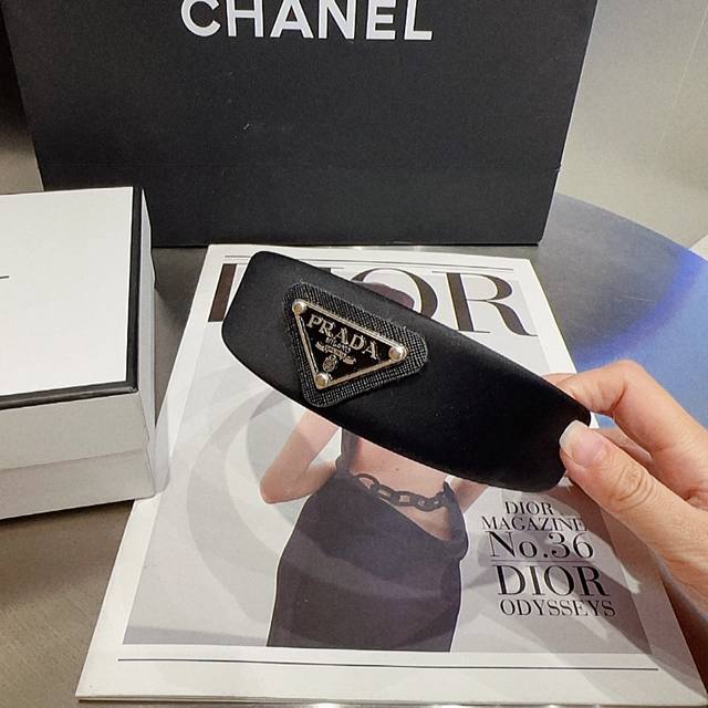 with packaging box Prada's hot item is here! Retro classic headband, fashionable