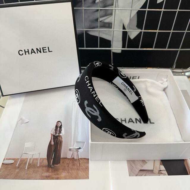 with packaging box Chanel's latest small headband, simple and practical, fashion