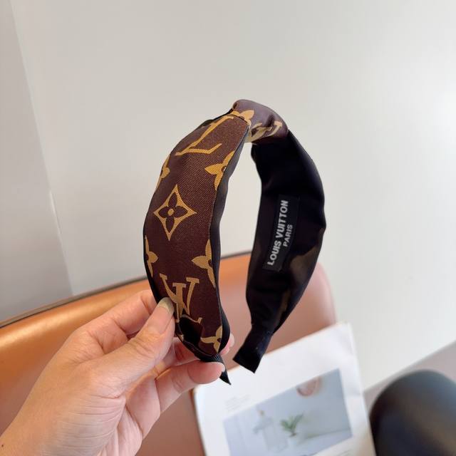 with packaging Lv Louis Vuitton classic new style old flower headband, fashionab
