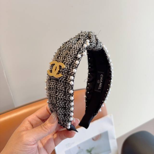 with packaging Chanel Chanel's latest small Chanel style pearl headband, retro h