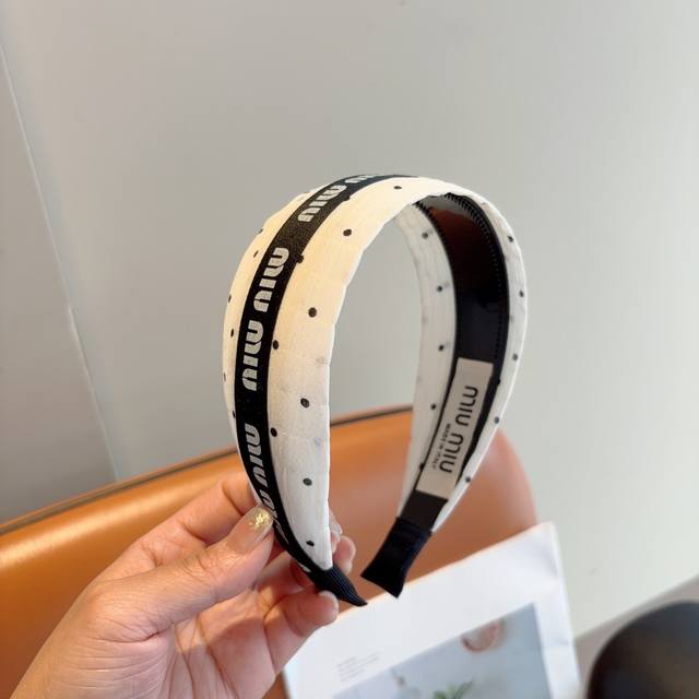 with packaging Miumiu new wide headband, beautiful letter headband! Special fabr