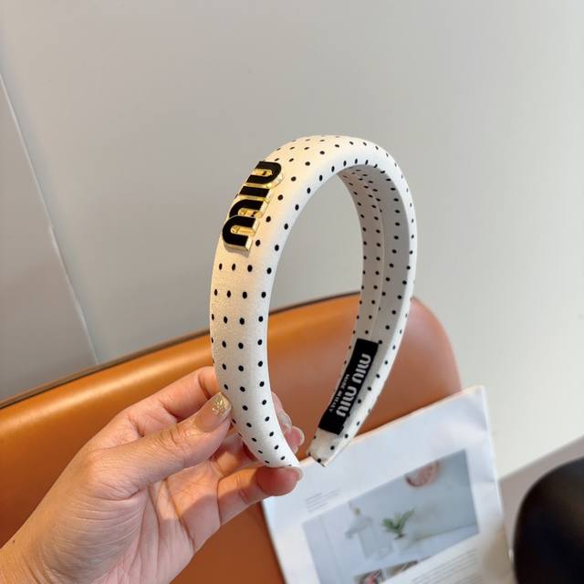 with packaging Miumiu new polka dot sponge headband, metal letter logo headband!